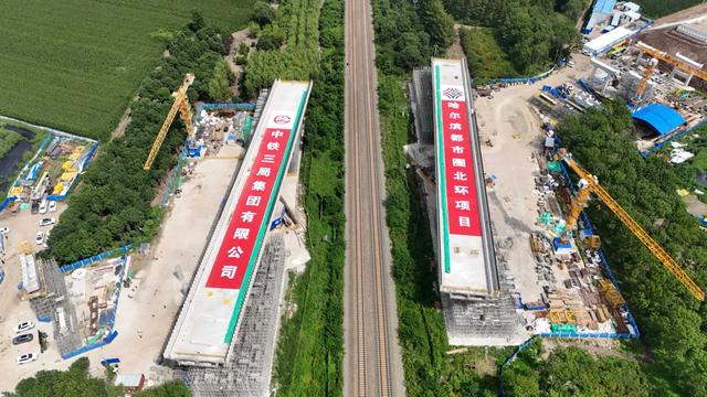 哈尔滨都市圈环线北环上跨滨北铁路转体立交桥成功转体