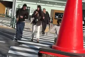陈冠希和妻女逛街，烟瘾大头顶斑秃抢镜，秦舒培高又瘦气质是真好图片