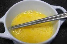 “开水冲鸡蛋”加香油，长期喝，身体变化惊人！图片