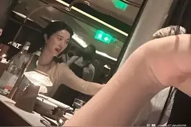 43岁范冰冰素颜饭局照！喝酒时轻吐舌头，和我们一样的普通人！图片