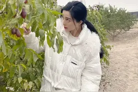 43岁范冰冰乡村果园被偶遇，穿白色羽绒服惊艳，嘟嘴卖萌又嫩一回图片