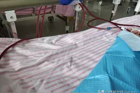 又是惊险一幕透析病友难受没吭声过去了，还好护士发现抢救回来了图片