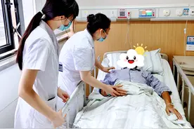 豪饮一斤白酒喝吐血，医生提醒：将重度醉酒伴意识障碍者及时送医图片