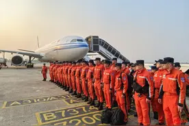 中国救援队抵达缅甸仰光，将赴灾情最重的曼德勒救援图片