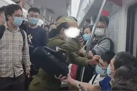 奇葩女子口出狂言：从明天开始所有地铁站男人必须都要给站着！图片