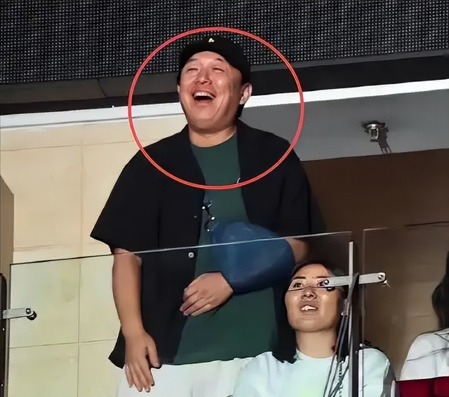 黄渤半月两次骑车摔伤住院，52 岁影帝背后，是相伴 32 年的妻子小欧