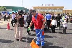 30余名保洁员保障菏泽南站卫生图片