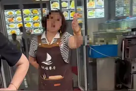 大连男子停车遭锁，涉事店铺线上差评如潮，网友起名“哼哈二将”图片
