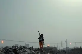 难怪上海大学惹众怒，看了与河南歌手的比较，差距一目了然图片