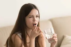 女孩几岁来“月经”算正常？家有女儿的妈妈，这3件事要提前了解图片