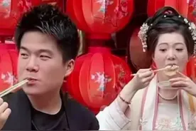 董宇辉必须得给成林加鸡腿！霸气护主真是顶得住大汉，抱得动大妈图片