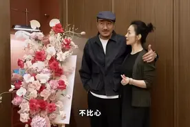 57岁胡军生日，搂着老婆儿子开心灿笑，康康长成板正帅哥太抢眼了图片