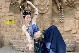 真丢人！新疆男子给女友拍旅游照被骂，看到照片后，网友：骂轻了图片