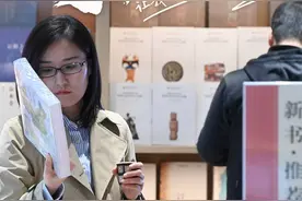 【海报】世界读书日 ｜ 一起阅读吧，让我们在文字中“旅行”图片