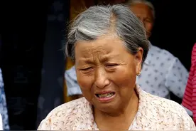 老母亲打工替服刑的儿子还房贷，儿子出狱，村支书：她已离世多年图片