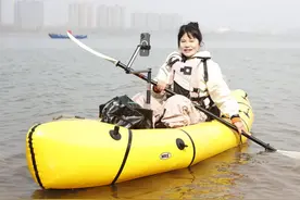 95后湖南妹子划皮划艇独闯上海，直播吸粉上万！官方提醒图片