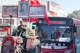 一大爷国庆开拖拉机上路为祖国庆生，却无交警敢上前拦截图片