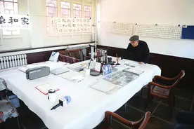 山西吕梁“姥爷”为深圳地铁10号线题写站名火出圈 “姥爷”回应：中国人就应该写好中国字图片