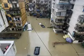 一小区因暴雨积水最深达三米，多部门划船转移200人图片