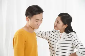 男女之间，从朋友变成情人，大多是从这三个行为开始的，别不信图片