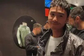 42岁阮经天现身巴黎，好厉害的保养，帅气依旧少年感满满图片