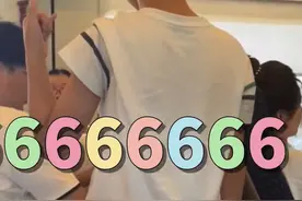 俩孩子高铁上喊叫不止。“小孩哥”一个手势全场安静......图片