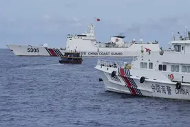 中国海警水炮喷射菲船，美舰袖手旁观，马科斯遭舆论反噬自食其果图片