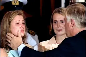 1997年香港回归场景：彭定康仰天含泪，“港督”女儿哭得难以自拔图片