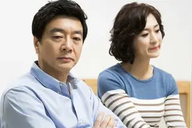 妻子把我母亲送去养老院，却把岳母接我家来养老，我怒怼：凭什么图片