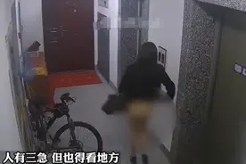 惊呆了！女子电梯门口拉屎被曝光，提裙就走！网友辣评：没擦屁股图片