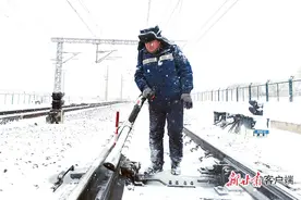 兰州铁路局全力保障雪天铁路运行图片