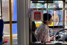 网友偶遇重庆00后公交女司机，有乘客上车就叹气，工作状态引热议图片