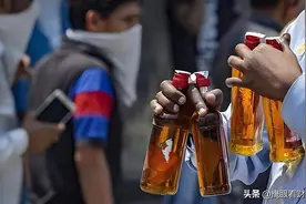 印度人喝酒有多野？喝蛇毒、饮假酒，还有什么是他们不敢的？图片