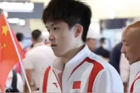 王楚钦回国爸爸接机，大头看到爸爸咧嘴笑和爸爸紧紧抱在一起图片