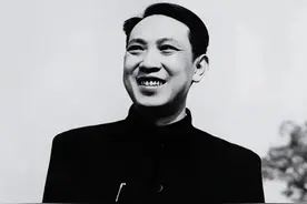 1949年毛主席将新写的一首扔到了垃圾桶，田家英捡到成千古名句图片