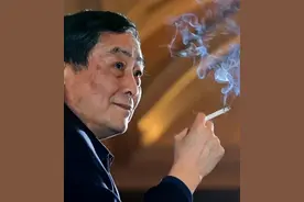 曾是重度烟民，因肺癌去世，再多的钱都保不住娃哈哈老总的命图片