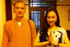 抛弃公务员去当和尚，却因长得太帅被富婆疯狂追求，最终怎样？图片