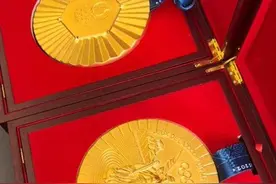 王楠夫妇赠送纯金金牌惹争议，巴黎奥运女单亚军有，冠军反而没有图片