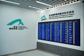 一货机在香港国际机场降落时轮胎爆裂图片