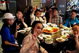 一男子卖掉妻子的手镯给女子开餐厅，一年后，女子说这都是你的图片