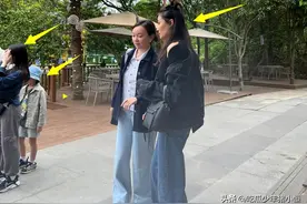 李小鹏携全家广西度假，老婆面部凹陷肤色泛黄，奥莉白到发光图片