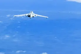 F-35、F-16、F-18伴飞中国轰-6，网友：不知道还以为在护航！图片