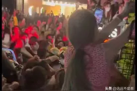 泰国妖妹PK菲律宾妖妹上演“百妖大战”，警察耳朵都快被拉掉了图片