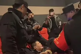 热搜第一！母子看唐探强行占座引争吵，致300多人被迫退票？警方介入，影院回应：不听劝，还打了工作人员图片