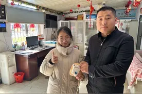 郑州：车长乘客暖心接力 助外地游客失物顺利“回家”图片