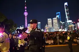 大排长龙！上海外滩日均超50万人次，有人上厕所排了1小时？最新回应→图片