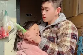帅气小伙网恋30斤骨头女生，奔现一年后怀孕，如今生活令人羡慕图片