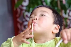为什么姥姥成了"带娃"的主力军？奶奶闲着没事干，现实无奈又心酸图片