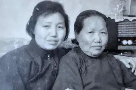 1953年，刘忠将军回乡寻原配，一见面，妻子伍兰英深情喊道：嫂子图片