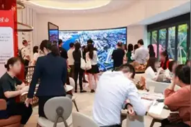 售楼部挤爆了！8小时395套房卖光，楼市回暖还是营销？真相揭晓！图片